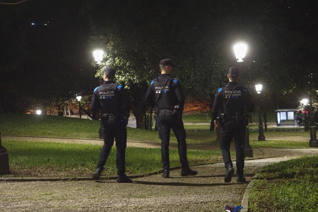 Los agentes municipales no permitieron a los grupos de jóvenes pararse en el parque