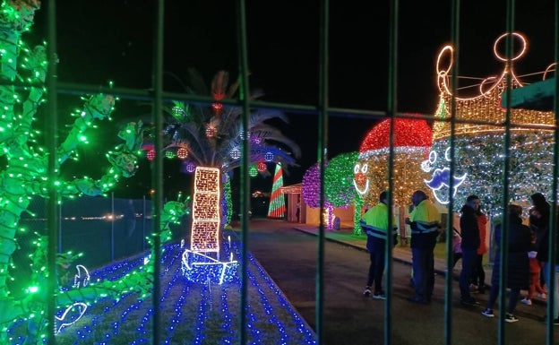 El propietario de la vivienda estrenó esta tarde la iluminación navideña ante un escueto grupo de curiosos.