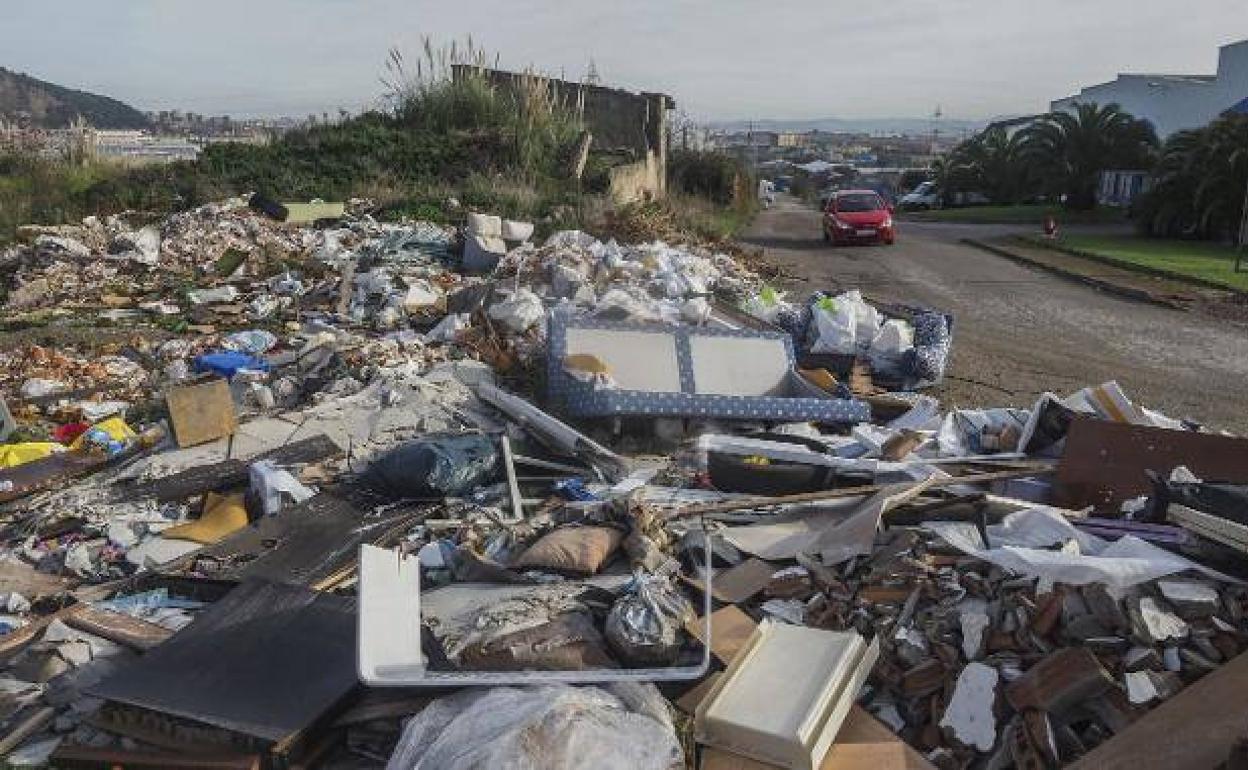 Imagen de archivo de un vertedero ilegal en el polígono de Elegarcu, en Cacicedo (Camargo). 