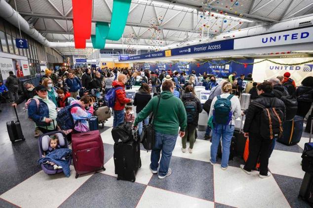 Viajeros hacen cola en la Terminal 1 de United Airlines antes de las vacaciones de Navidad en el Aeropuerto Internacional O'Hare el 22 de diciembre de 2022, en Chicago.