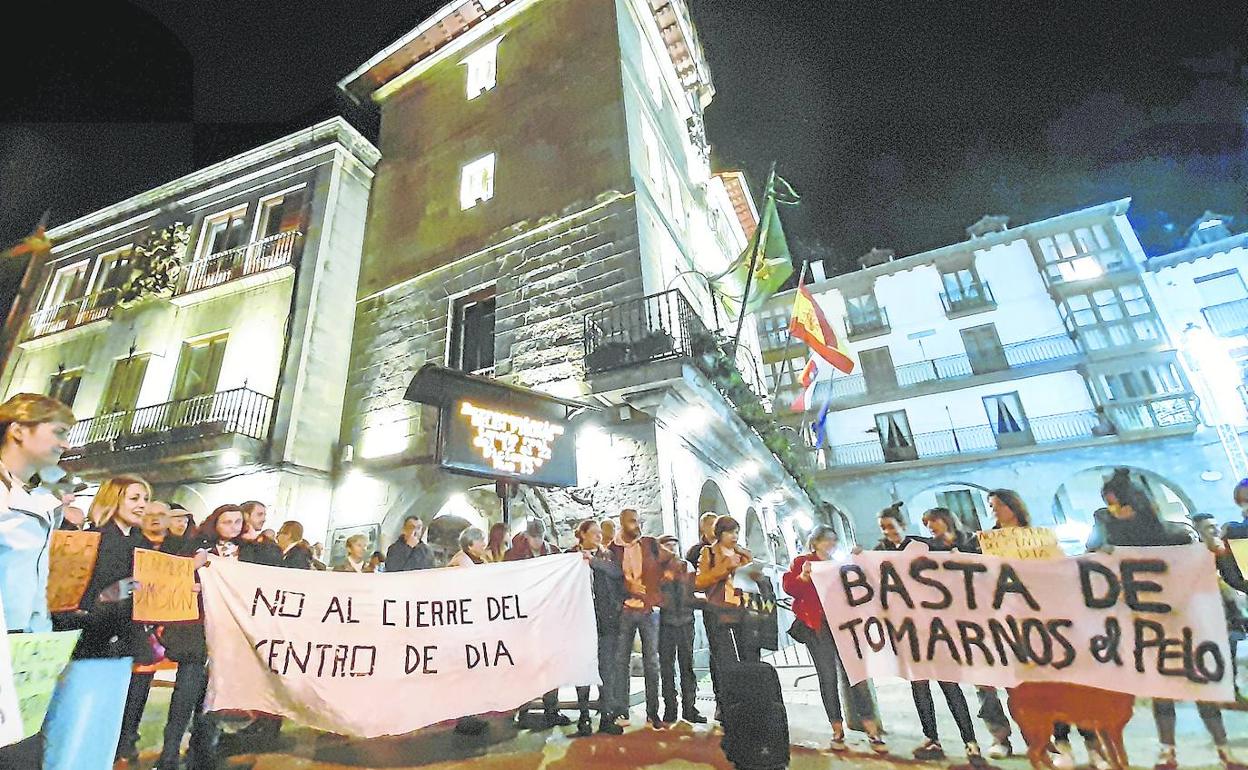 Usuarios, familiares y trabajadores del Centro de Día reivindicaron por segunda vez en la calle la continuidad de las instalaciones.