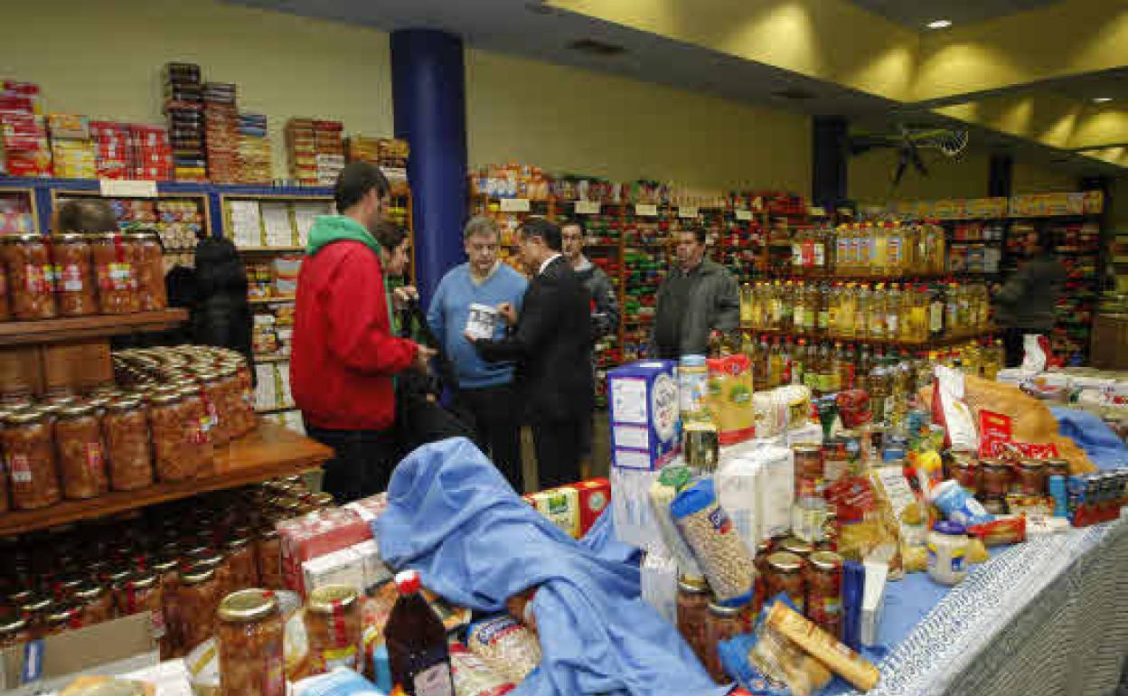 Foto de archivo de una recogida de comida de Coorcopar.