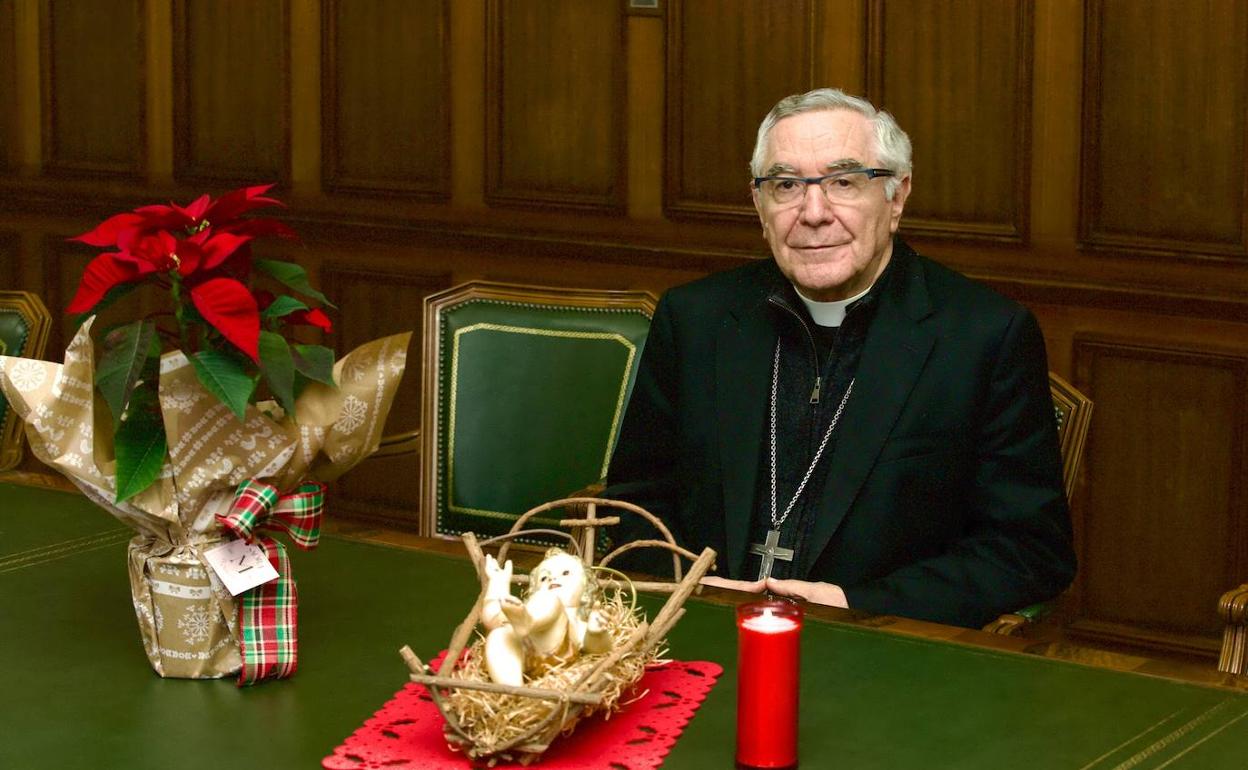 El obispo de Santander, Manuel Sánchez Monge, durante su tradicional discurso navideño. 