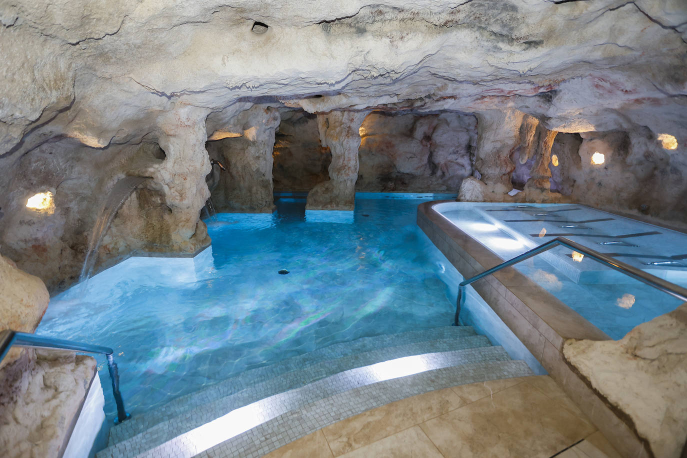 El Gran Hotel Balneario de Puente Viesgo dota al 'Templo del agua' de un nuevo espacio donde se recrean los techos de las cuevas del Monte Castillo.