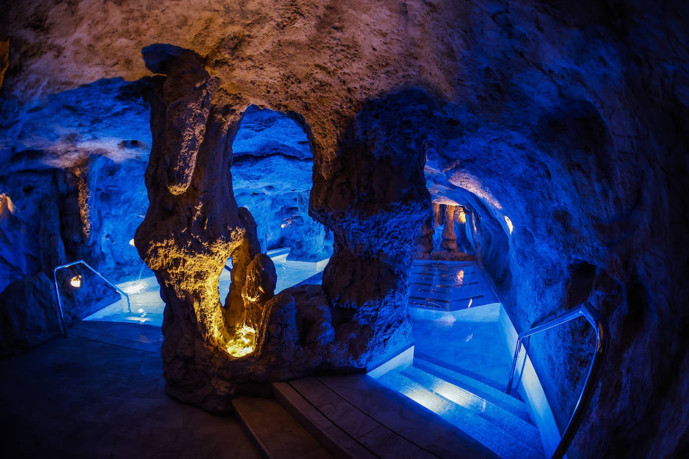 El Gran Hotel Balneario de Puente Viesgo dota al 'Templo del agua' de un nuevo espacio donde se recrean los techos de las cuevas del Monte Castillo.