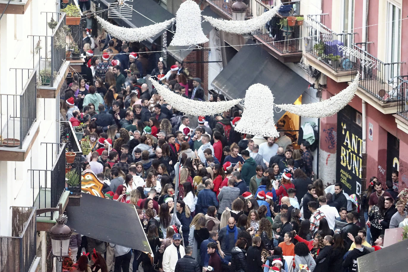 Cientos de personas han vuelto a concentrarse en la zona centro de la capital cántabra, especialmente por Peña Herbosa, tomada por los gorros de Papá Noel y los jerséis navideños