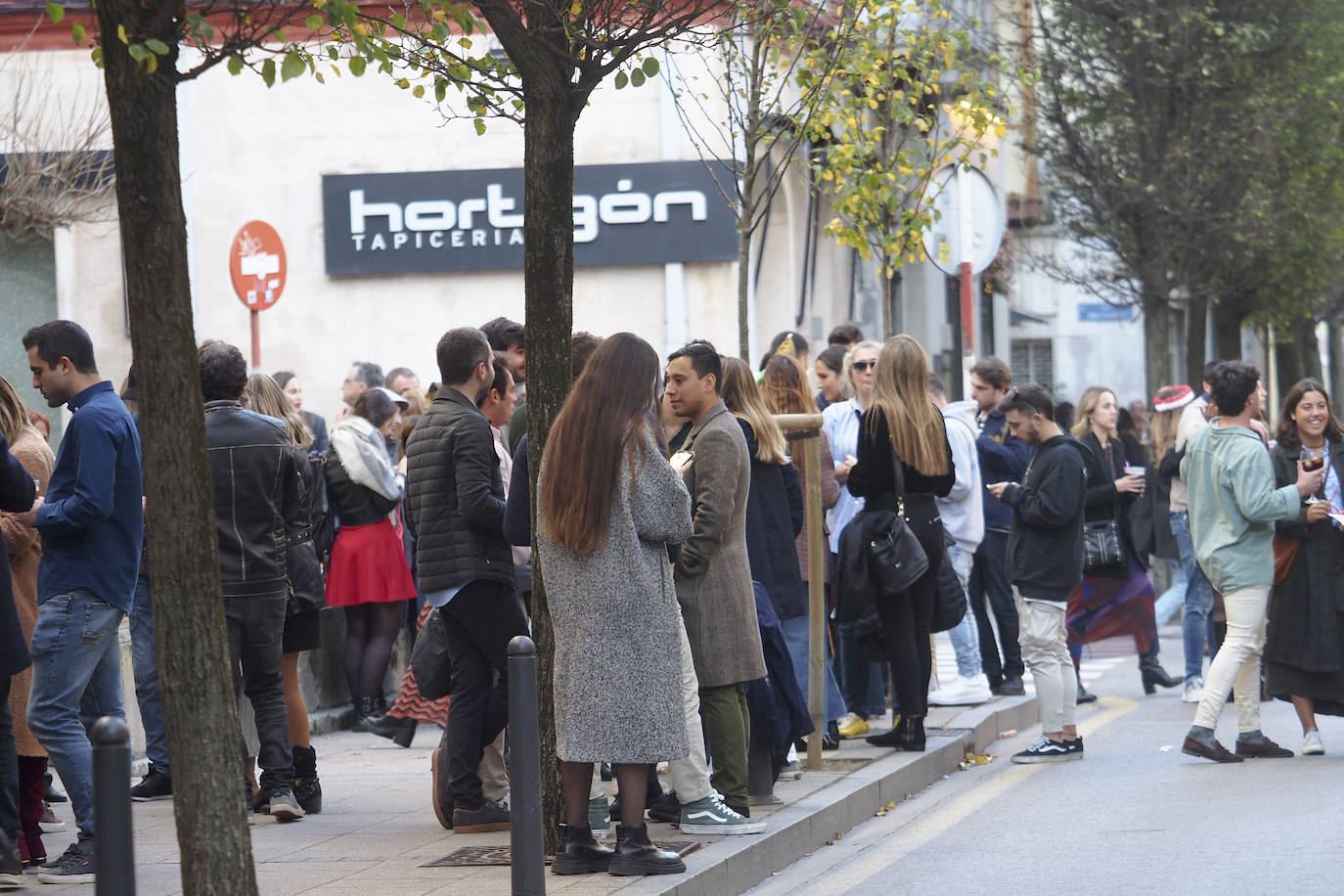 Cientos de personas han vuelto a concentrarse en la zona centro de la capital cántabra, especialmente por Peña Herbosa, tomada por los gorros de Papá Noel y los jerséis navideños