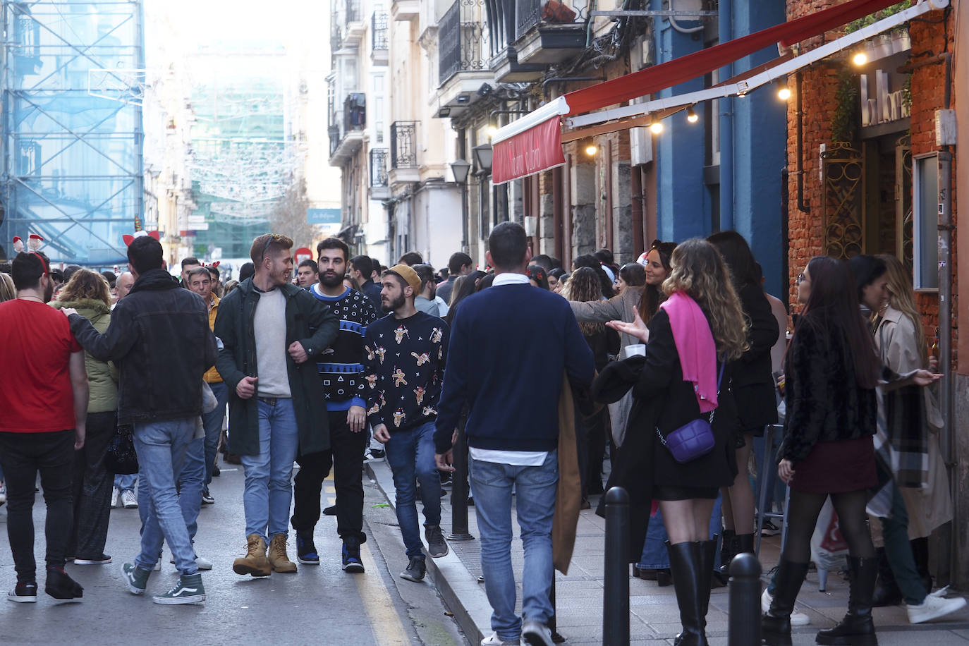 Cientos de personas han vuelto a concentrarse en la zona centro de la capital cántabra, especialmente por Peña Herbosa, tomada por los gorros de Papá Noel y los jerséis navideños