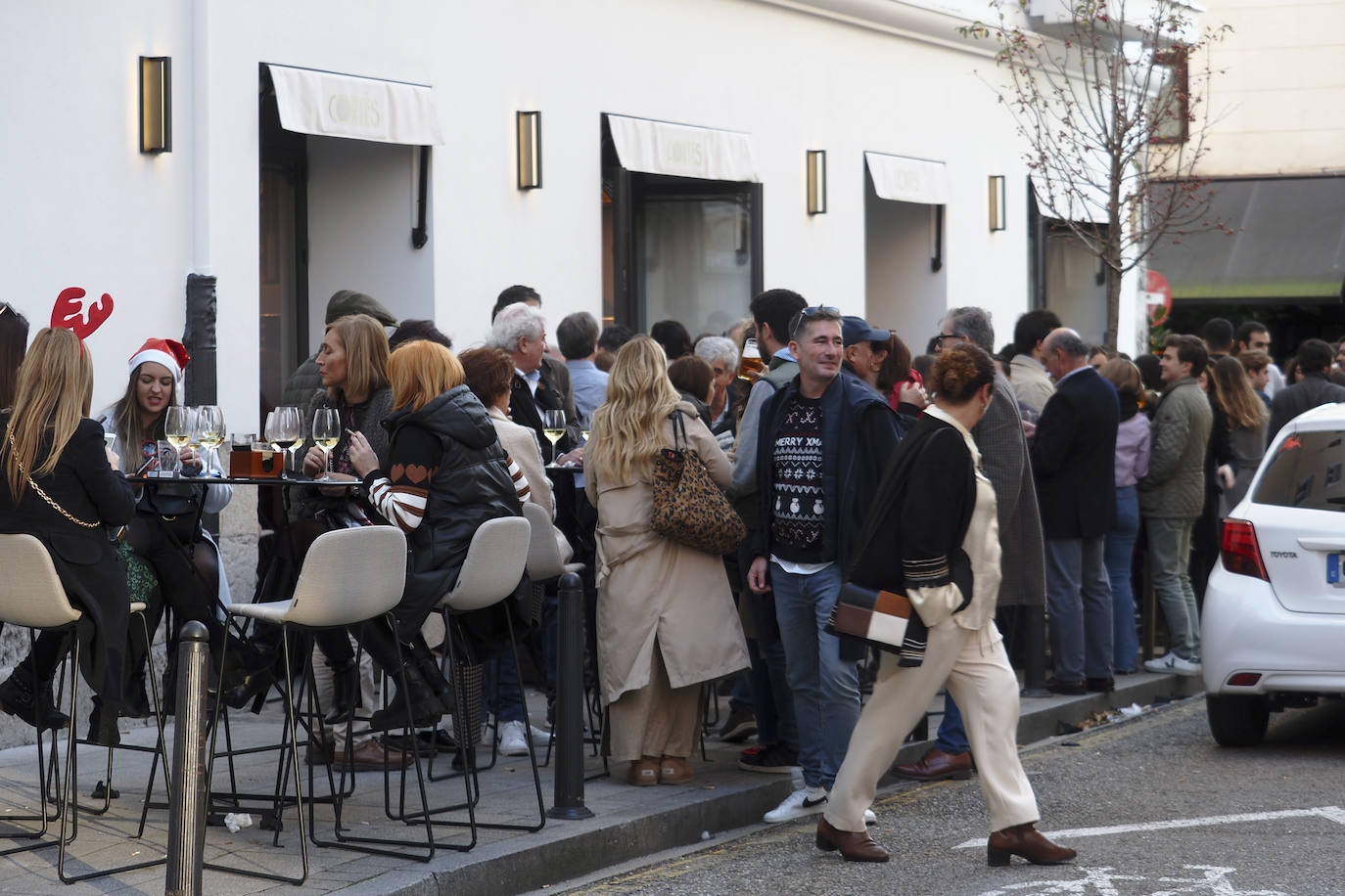 Cientos de personas han vuelto a concentrarse en la zona centro de la capital cántabra, especialmente por Peña Herbosa, tomada por los gorros de Papá Noel y los jerséis navideños