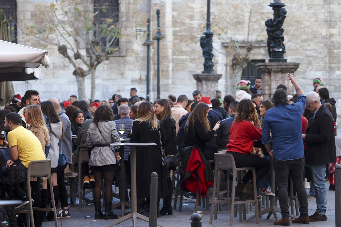 Cientos de personas han vuelto a concentrarse en la zona centro de la capital cántabra, especialmente por Peña Herbosa, tomada por los gorros de Papá Noel y los jerséis navideños