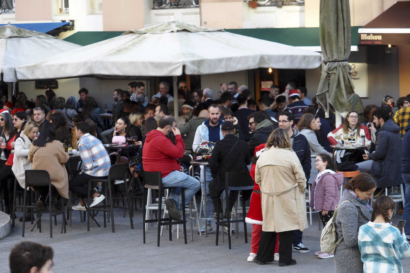 Cientos de personas han vuelto a concentrarse en la zona centro de la capital cántabra, especialmente por Peña Herbosa, tomada por los gorros de Papá Noel y los jerséis navideños