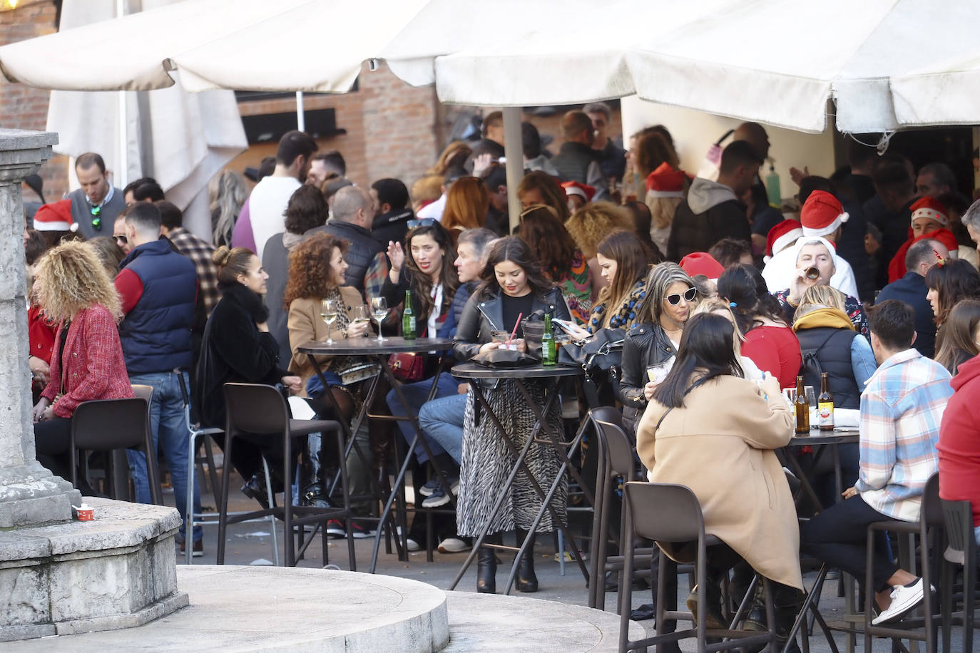 Cientos de personas han vuelto a concentrarse en la zona centro de la capital cántabra, especialmente por Peña Herbosa, tomada por los gorros de Papá Noel y los jerséis navideños