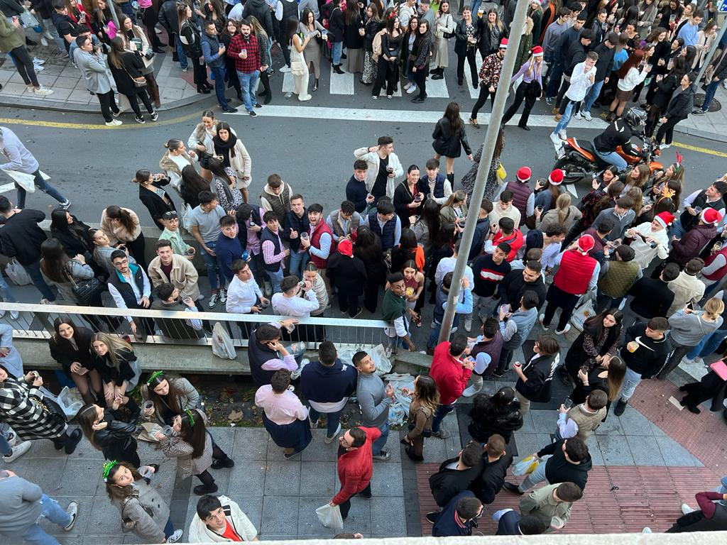 Cientos de personas han vuelto a concentrarse en la zona centro de la capital cántabra, especialmente por Peña Herbosa, tomada por los gorros de Papá Noel y los jerséis navideños