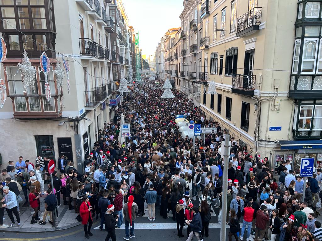 Cientos de personas han vuelto a concentrarse en la zona centro de la capital cántabra, especialmente por Peña Herbosa, tomada por los gorros de Papá Noel y los jerséis navideños