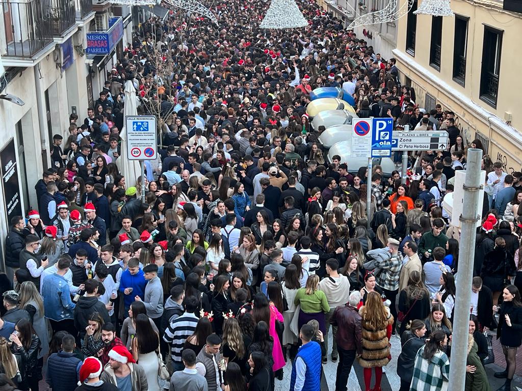 Cientos de personas han vuelto a concentrarse en la zona centro de la capital cántabra, especialmente por Peña Herbosa, tomada por los gorros de Papá Noel y los jerséis navideños