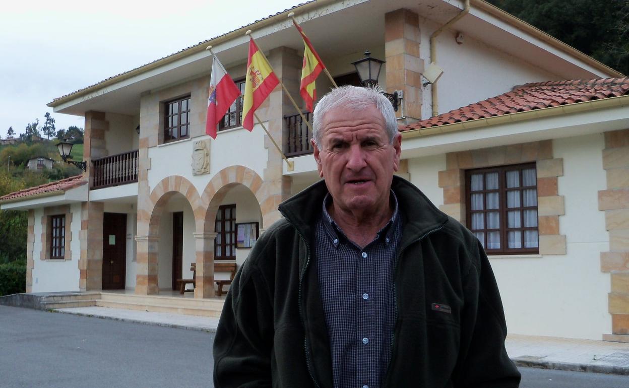 El alcalde de Herrerías Francisco Linares con el edificio consistorial al fondo