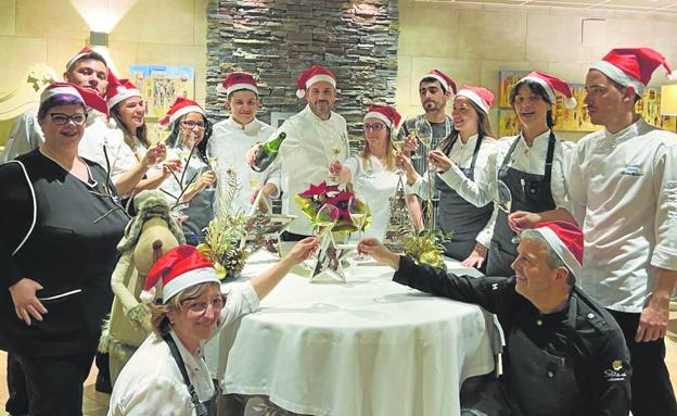 Todo el equipo del restaurante Solana, en La Bien Aparecida (Ampuero). 