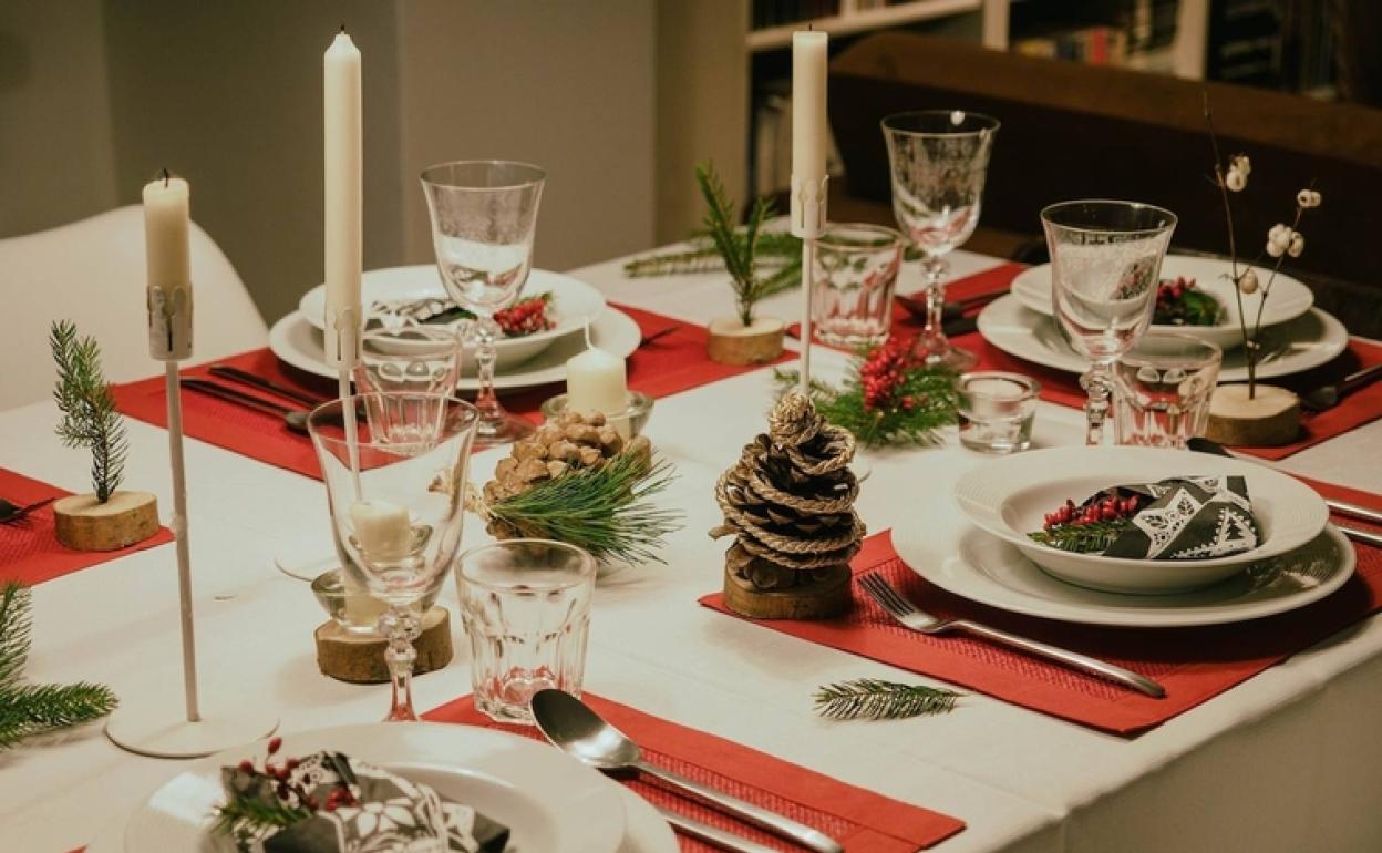 Una mesa antes de la cena de Nochebuena.