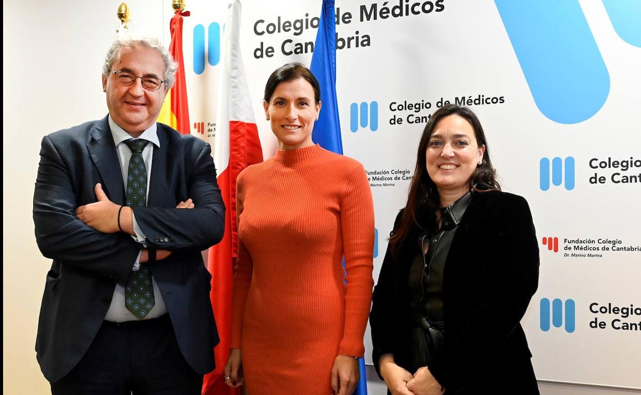 El presidente del Colegio de Médicos de Cantabria, Javier Hernández de Sande; la alcaldesa Gema Igual, y la concejala de Salud, Noemí Méndez.