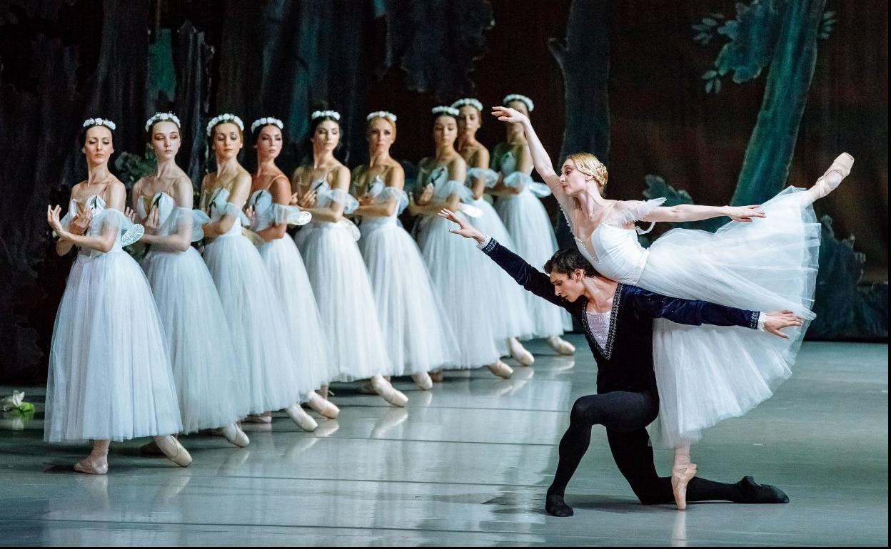 Los bailarines del Ballet de la Ópera Nacional de Moldavia, en uno de los momentos del espectáculo . 