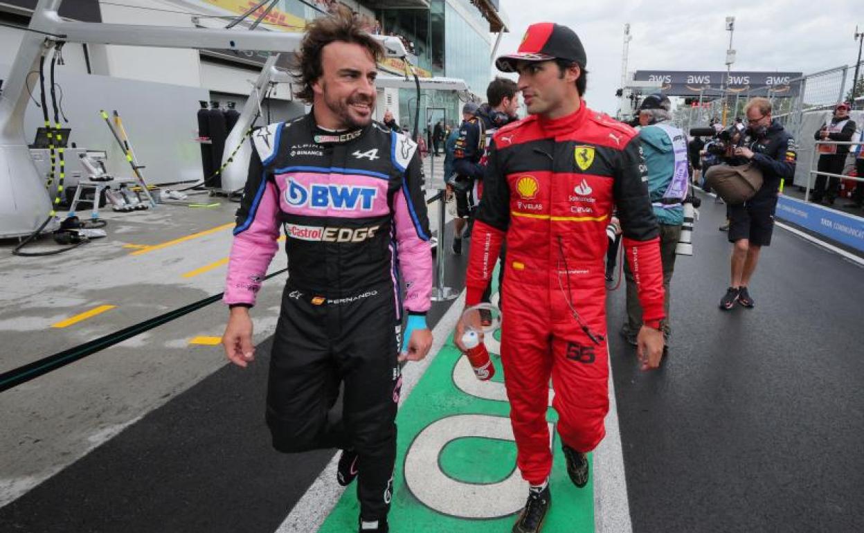 Fernando Alonso y Carlos Sainz, durante un gran premio del Mundial de F1 2022.