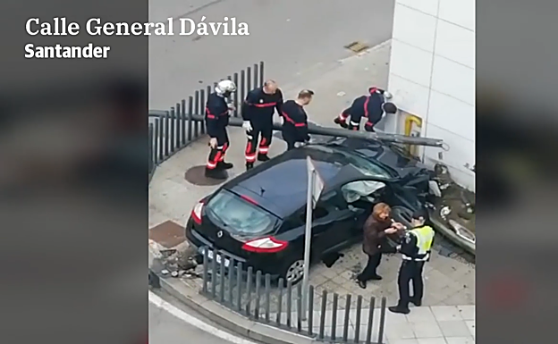 Empotra su coche contra el Meteorológico, le cae una farola encima y sale ilesa