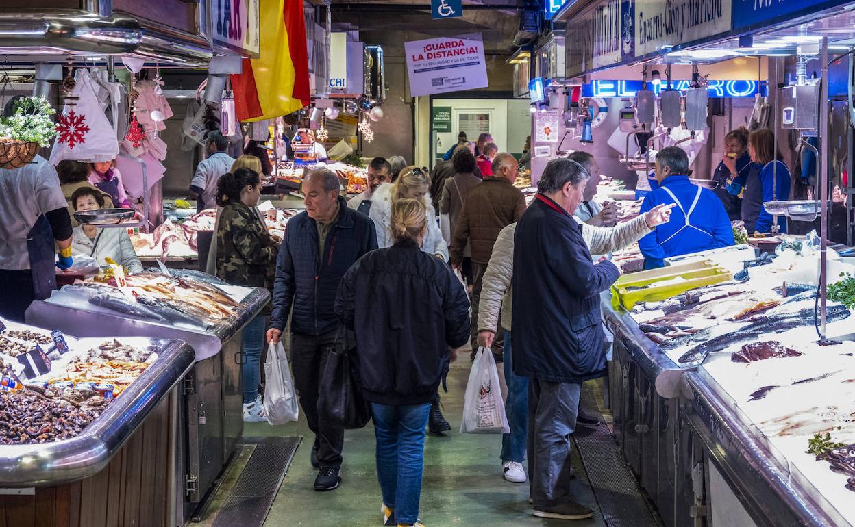 Vecinos de compras ayer en la santanderina Plaza de La Esperanza. 