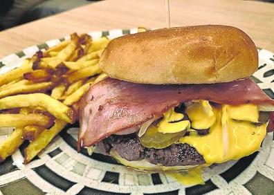 Imagen secundaria 1 - Burger Americana con pan brioche, torrija caramelizada y helado de turrón. 