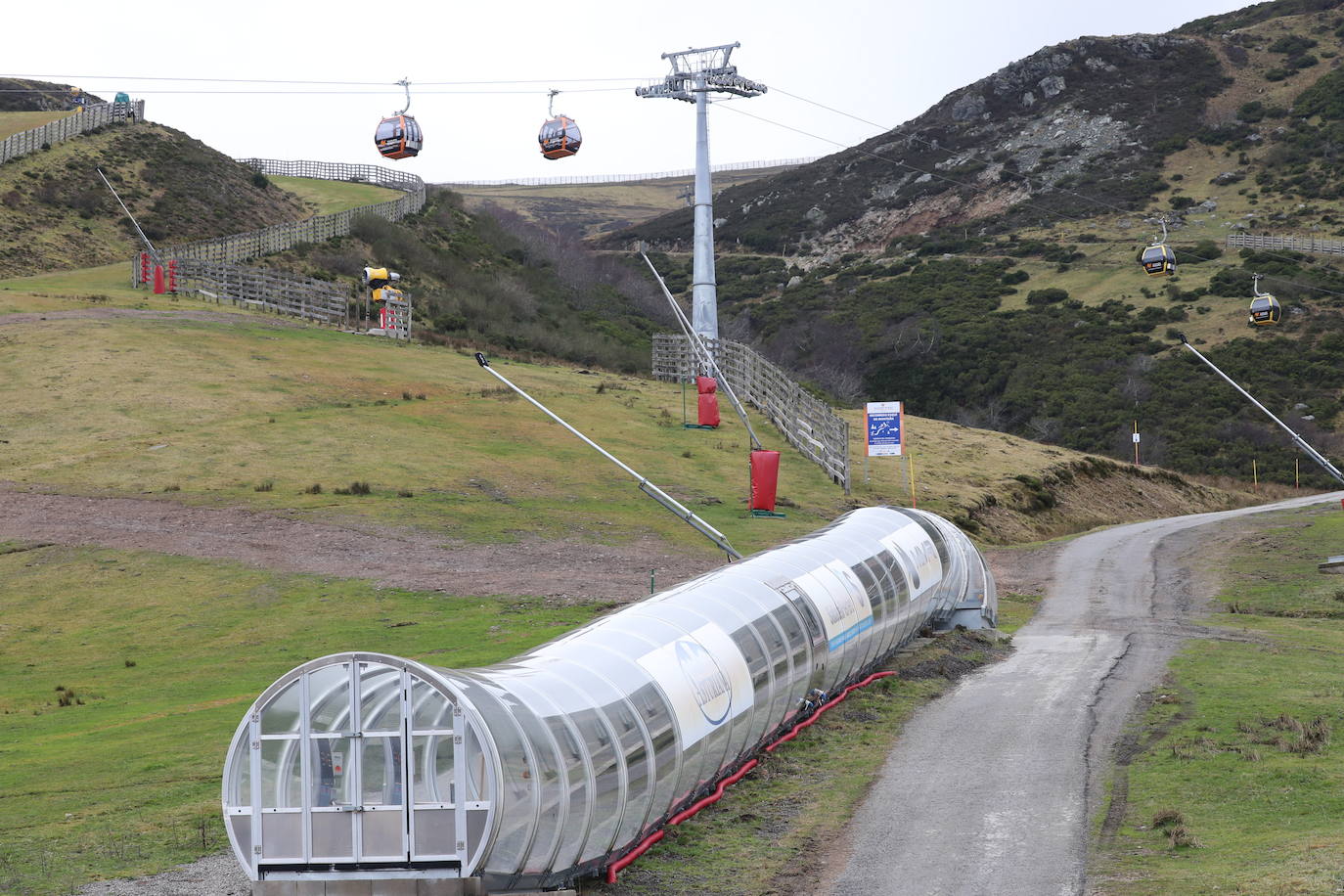 El nuevo equipamiento permite que el recorrido entre la parte baja y la zona alta de la estación se haga en aproximadamente cuatro minutos, frente a los casi 20 del anterior telesilla