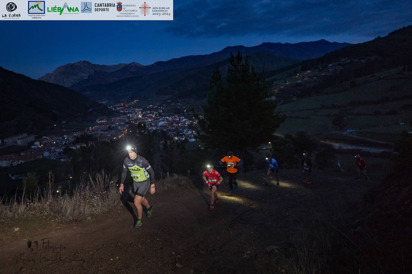 Guillermo Ramos y Tamara Crespo fueron los ganadores de la primera edición de La Viorna Vertical Nocturna, que se disputó entre la villa de Potes y las inmediaciones de la cumbre del monte Viorna y que fue organizada por el club Kilómetro Vertical Fuente Dé y por el Ayuntamiento de Potes. La carrera, con fuertes pendientes, de tres kilómetros de subida y 700 metros de desnivel, sufrió un cambio de recorrido en el final de carrera y terminó en el Llano del Arciluengo. 