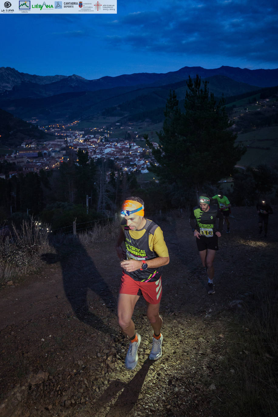 Guillermo Ramos y Tamara Crespo fueron los ganadores de la primera edición de La Viorna Vertical Nocturna, que se disputó entre la villa de Potes y las inmediaciones de la cumbre del monte Viorna y que fue organizada por el club Kilómetro Vertical Fuente Dé y por el Ayuntamiento de Potes. La carrera, con fuertes pendientes, de tres kilómetros de subida y 700 metros de desnivel, sufrió un cambio de recorrido en el final de carrera y terminó en el Llano del Arciluengo. 
