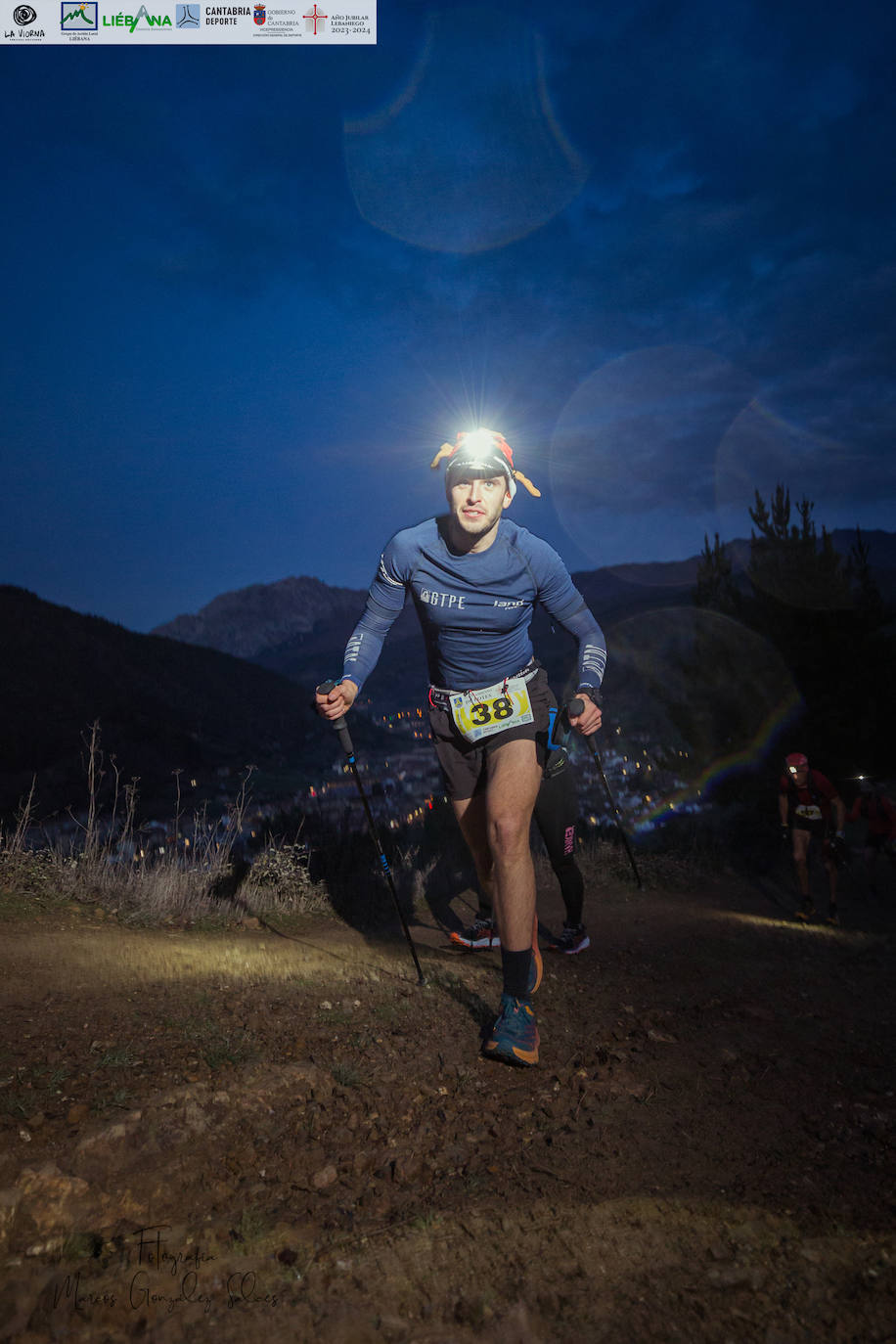 Guillermo Ramos y Tamara Crespo fueron los ganadores de la primera edición de La Viorna Vertical Nocturna, que se disputó entre la villa de Potes y las inmediaciones de la cumbre del monte Viorna y que fue organizada por el club Kilómetro Vertical Fuente Dé y por el Ayuntamiento de Potes. La carrera, con fuertes pendientes, de tres kilómetros de subida y 700 metros de desnivel, sufrió un cambio de recorrido en el final de carrera y terminó en el Llano del Arciluengo. 