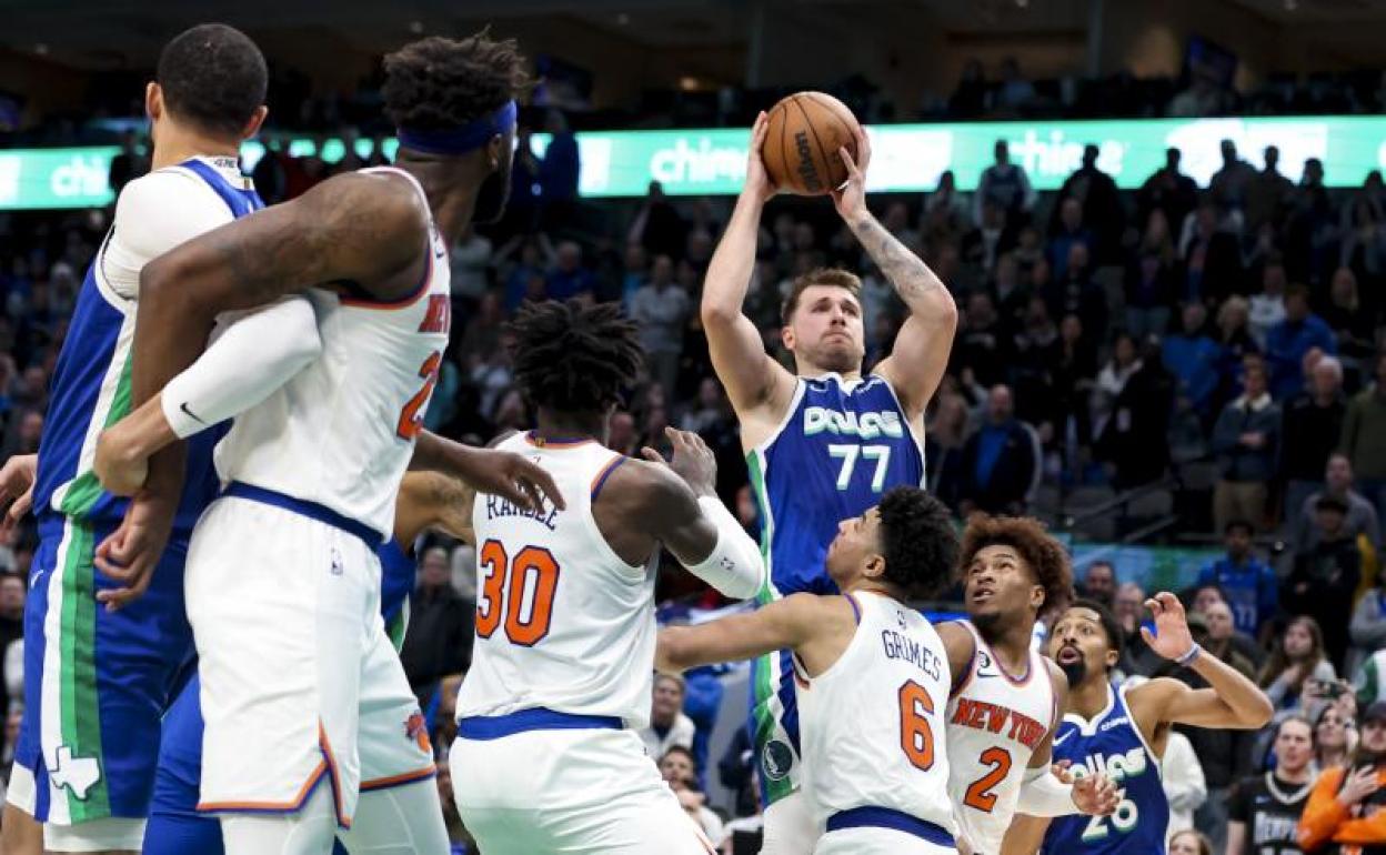 El escolta de los Dallas Mavericks, Luka Doncic en una acción frente a los New York Knicks.