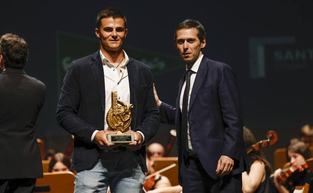 Diego Botín carga con su trofeo de mejor deportista internacional, que fue entregado por Mario Iglesias 