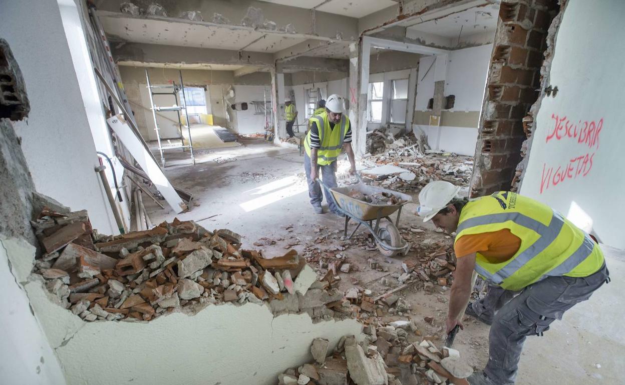 Obras dentro del edificio de la Biblioteca Municipal.