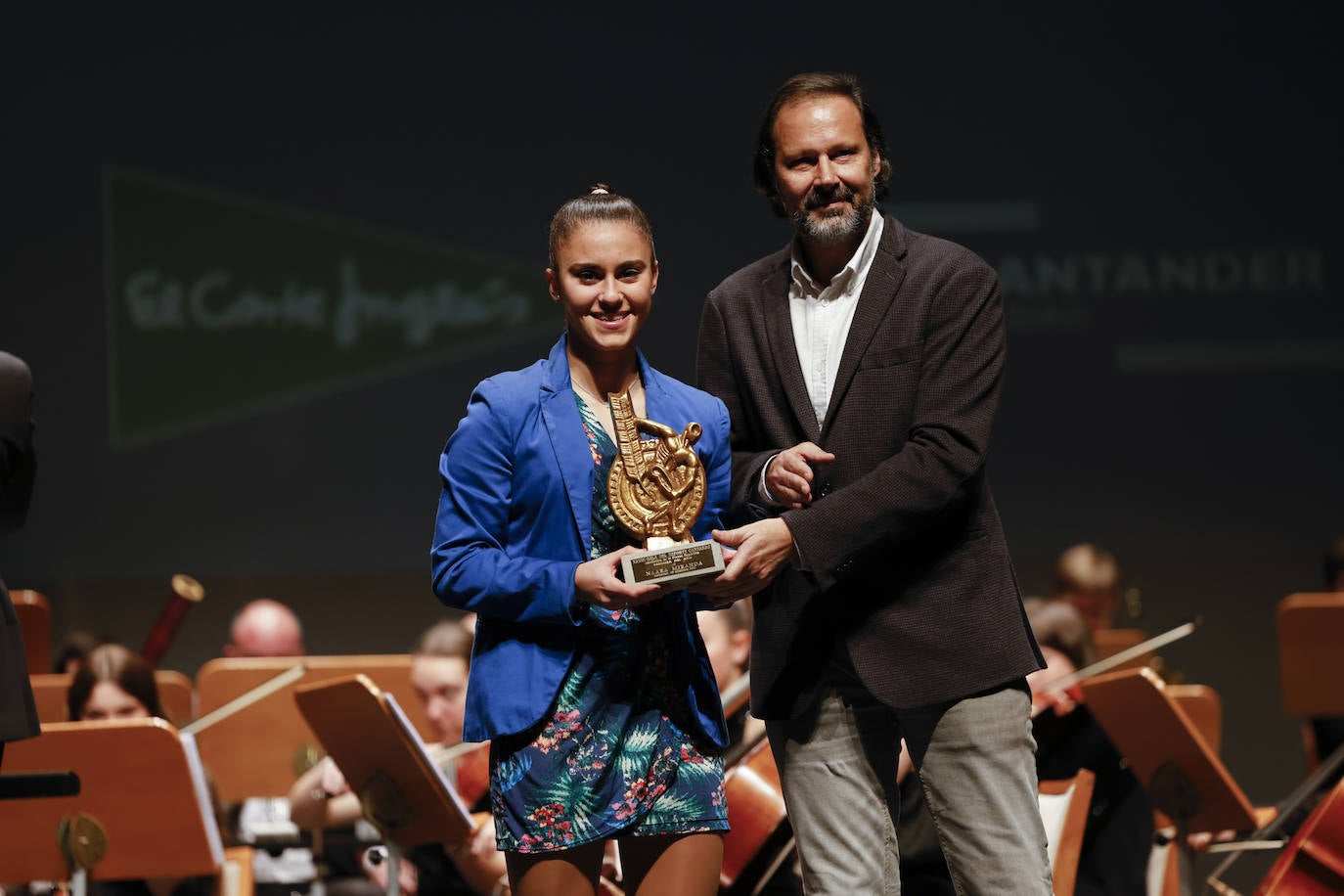 Naara Miranda junto al periodista Pedro López.