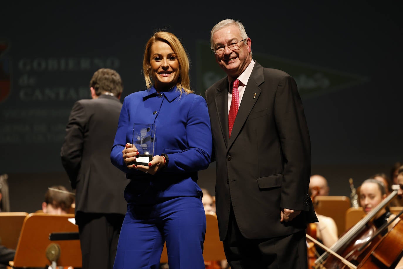 Lydia Valentín, con su trofeo junto a Juan Antonio Prieto