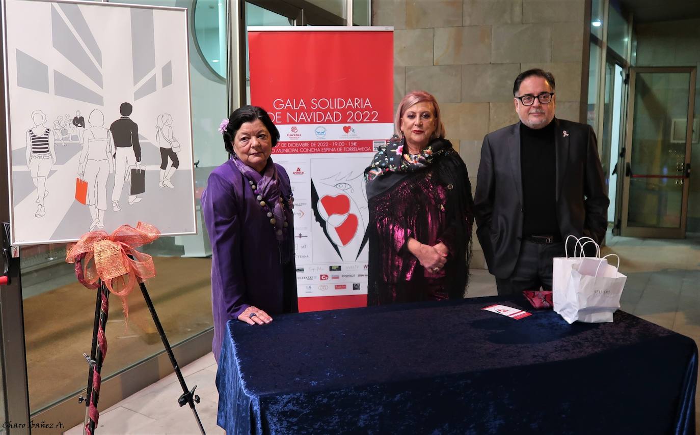 Veinticinco artistas y creadores cántabros mostraron su arte en el Teatro Concha Espina durante la Gala Solidaria de Navidad para recaudar fondos para al Banco de Alimentos, Cáritas y la Cocina Económica