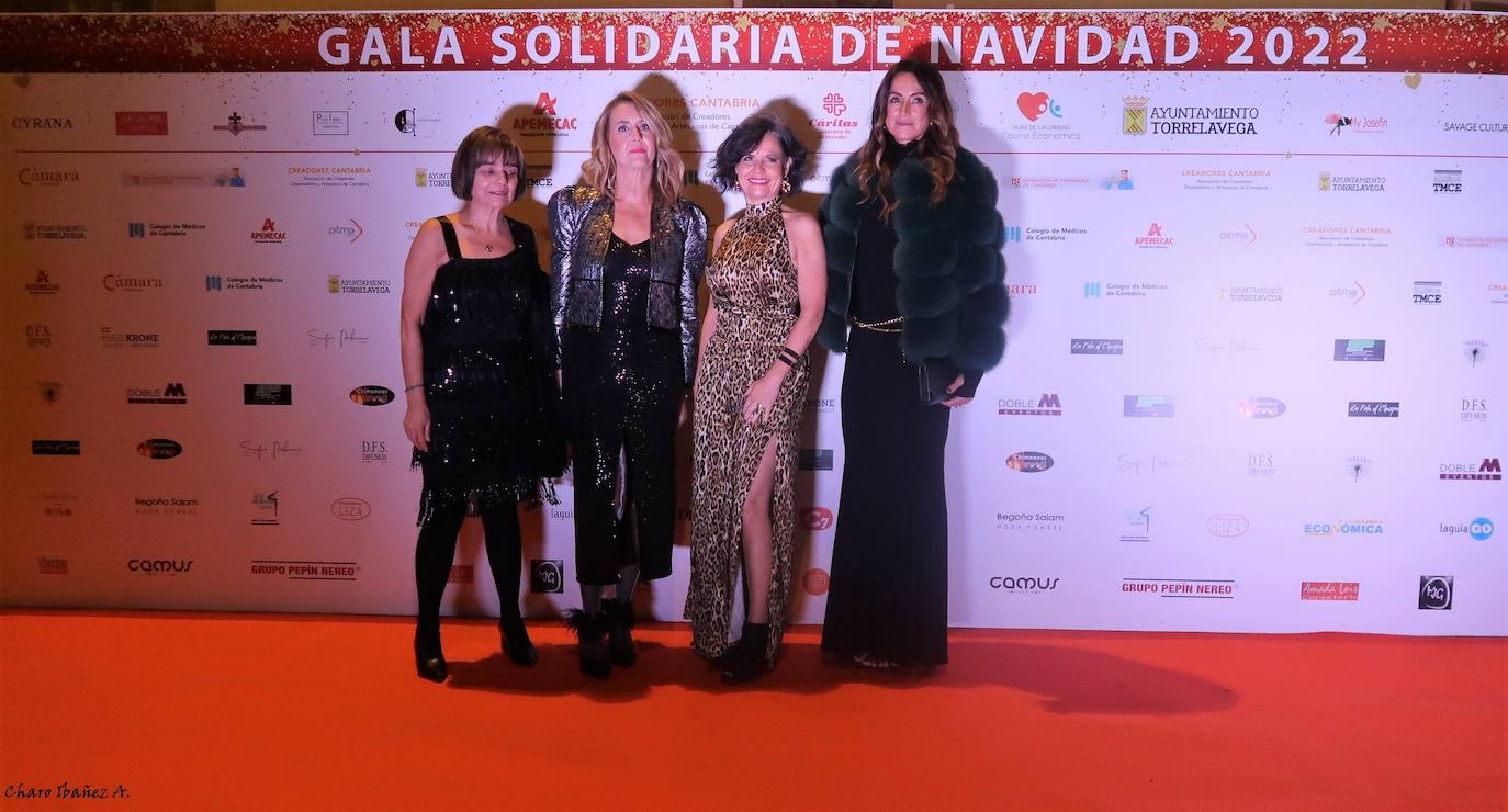 Veinticinco artistas y creadores cántabros mostraron su arte en el Teatro Concha Espina durante la Gala Solidaria de Navidad para recaudar fondos para al Banco de Alimentos, Cáritas y la Cocina Económica