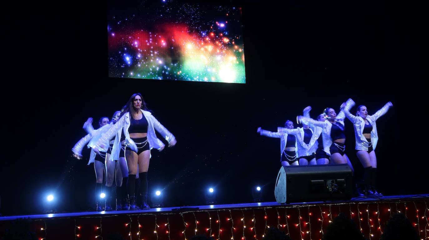 Veinticinco artistas y creadores cántabros mostraron su arte en el Teatro Concha Espina durante la Gala Solidaria de Navidad para recaudar fondos para al Banco de Alimentos, Cáritas y la Cocina Económica