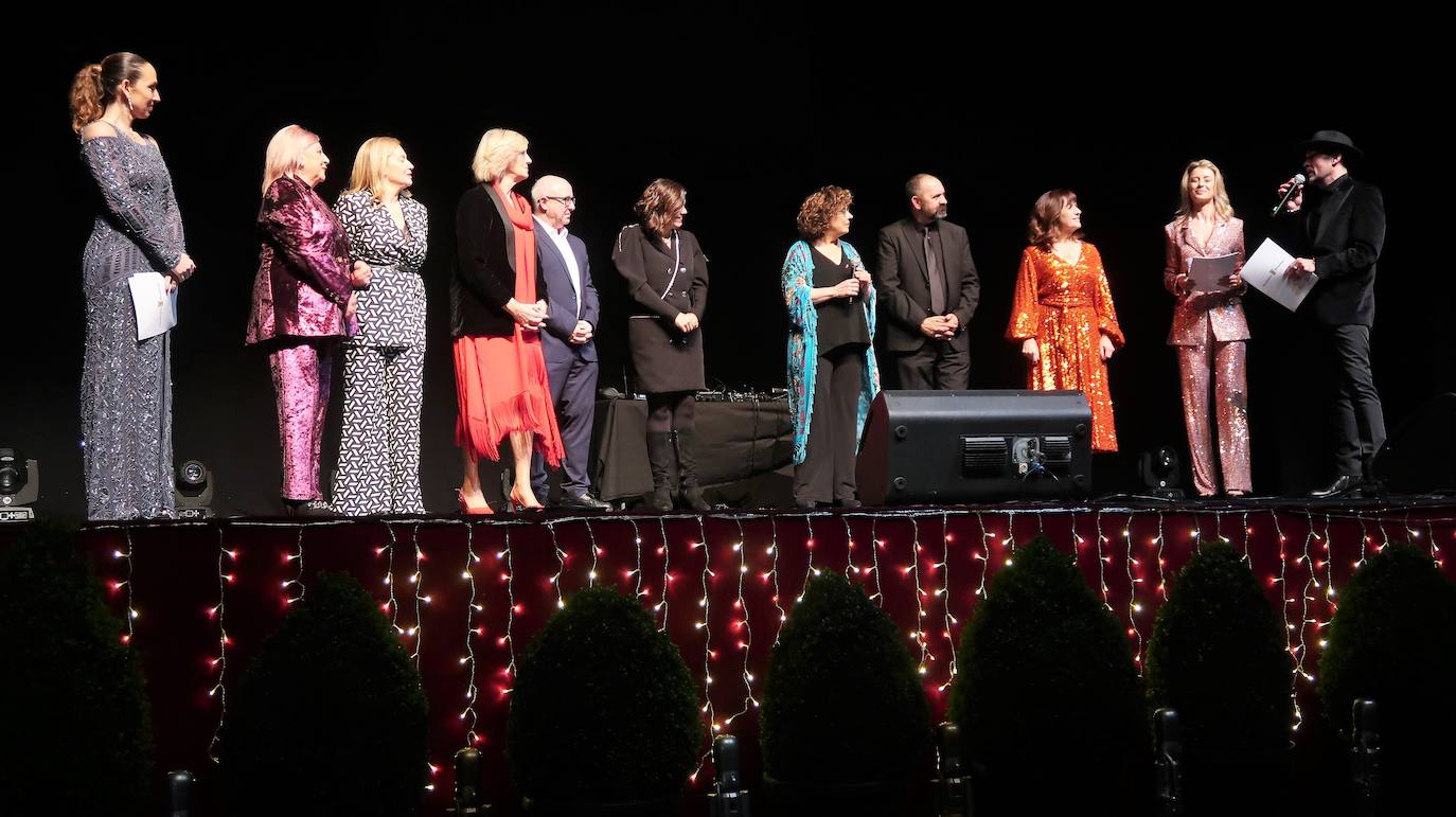 Veinticinco artistas y creadores cántabros mostraron su arte en el Teatro Concha Espina durante la Gala Solidaria de Navidad para recaudar fondos para al Banco de Alimentos, Cáritas y la Cocina Económica