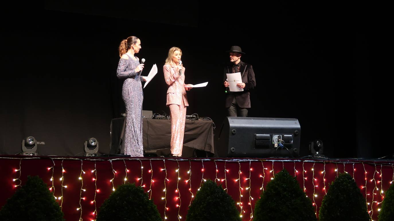 Veinticinco artistas y creadores cántabros mostraron su arte en el Teatro Concha Espina durante la Gala Solidaria de Navidad para recaudar fondos para al Banco de Alimentos, Cáritas y la Cocina Económica