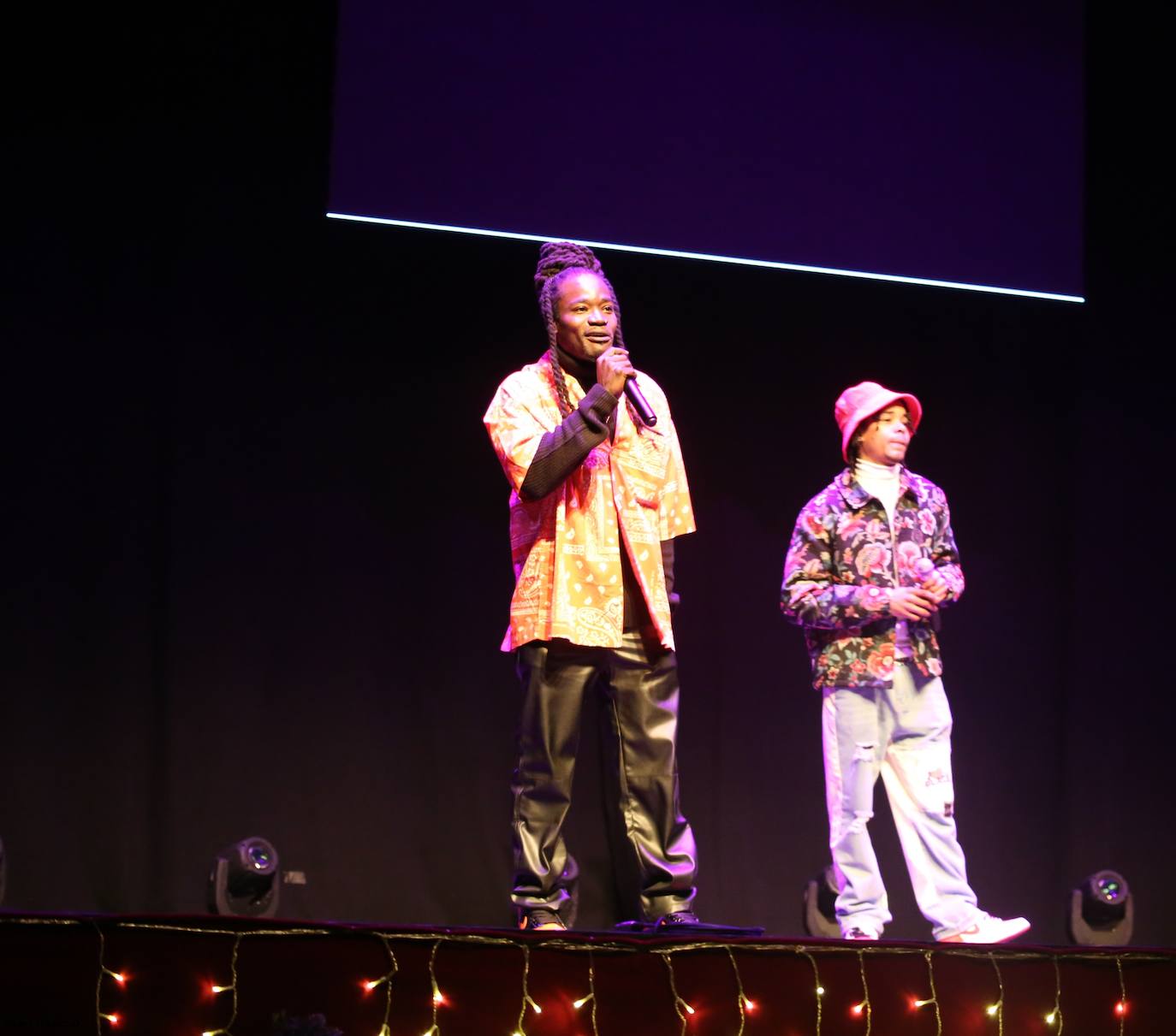 Veinticinco artistas y creadores cántabros mostraron su arte en el Teatro Concha Espina durante la Gala Solidaria de Navidad para recaudar fondos para al Banco de Alimentos, Cáritas y la Cocina Económica