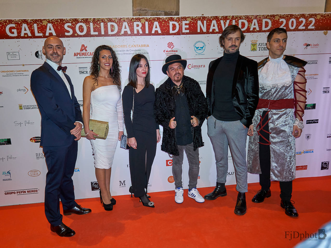 Veinticinco artistas y creadores cántabros mostraron su arte en el Teatro Concha Espina durante la Gala Solidaria de Navidad para recaudar fondos para al Banco de Alimentos, Cáritas y la Cocina Económica