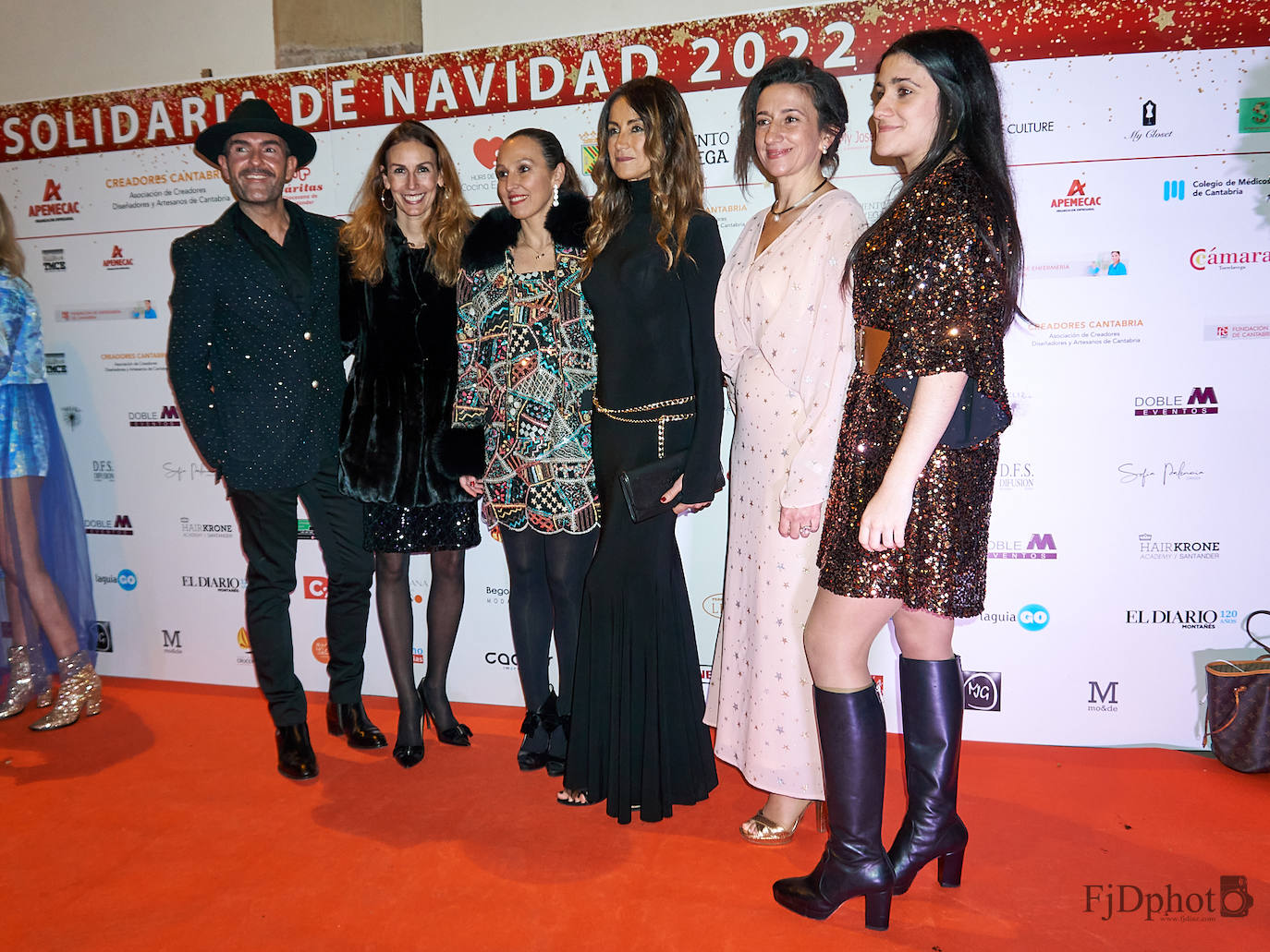 Veinticinco artistas y creadores cántabros mostraron su arte en el Teatro Concha Espina durante la Gala Solidaria de Navidad para recaudar fondos para al Banco de Alimentos, Cáritas y la Cocina Económica