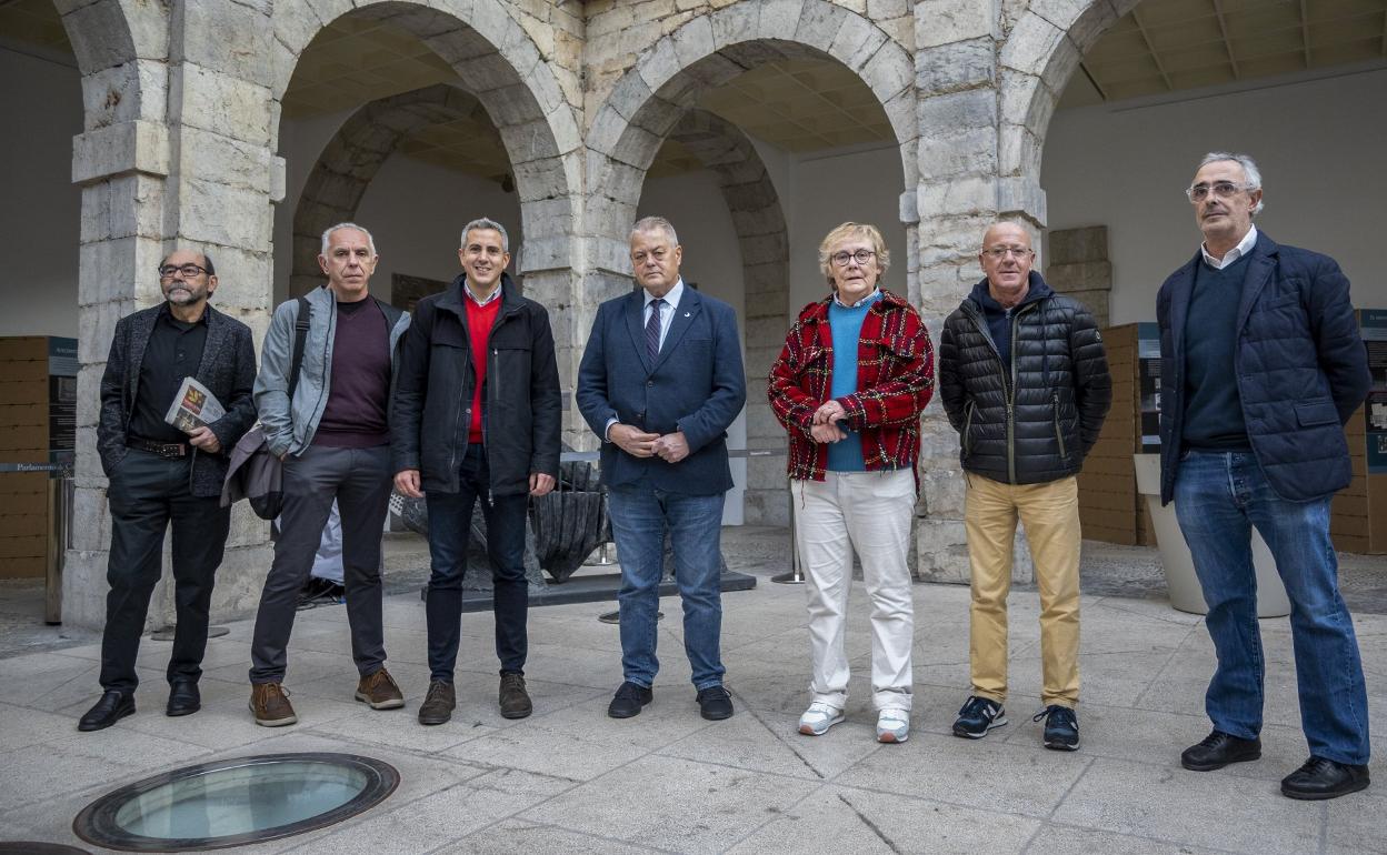 Luis Salcines, Raúl Reyes, Pablo Zuloaga, Joaquín Gómez, Gema Agudo, Esteban Cobo y Salvador Carretero, en el patio del Parlamento. 