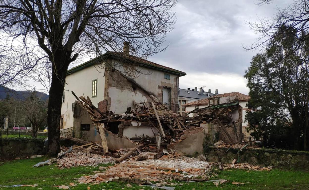 Estado en el que ha quedado el edificio, cuyo escombro ha caído dentro de los jardines que dan acceso al palacio municipal. 