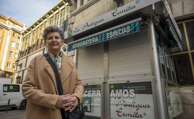 Rosa Gallego posa junto a La Antigua Ermita, en el exterior del Mercado de la Esperanza de Santander. daniel pedriza