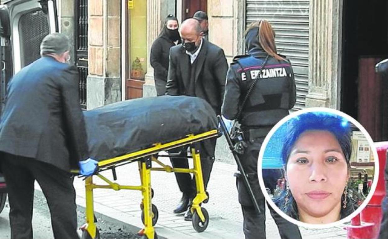 Miembros del servicio funerario trasladan a la mujer asesinada en el bar Hilargi en San Francisco.