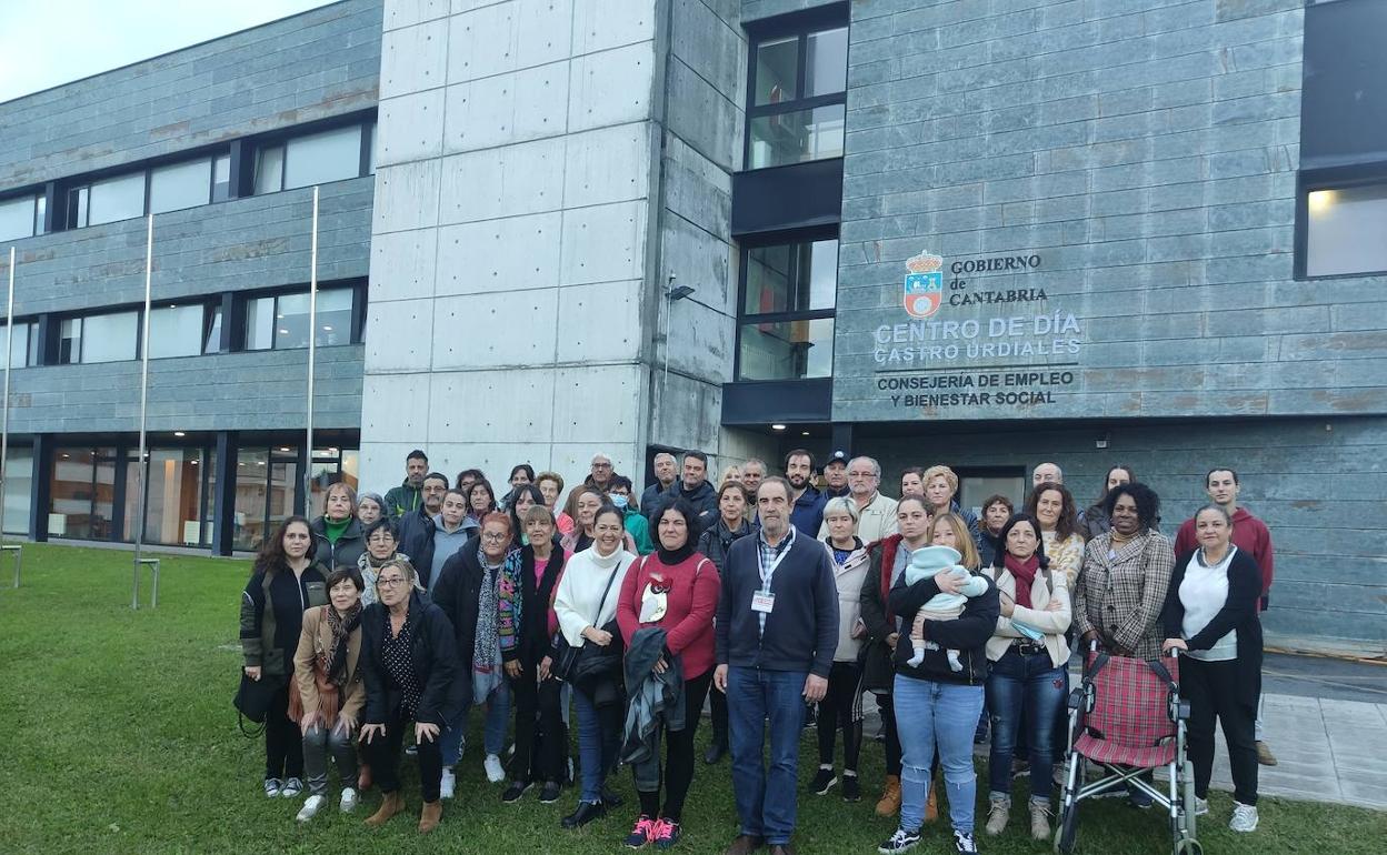 Usuarios y trabajadores del Centro de Día concentrados frente al edificio 